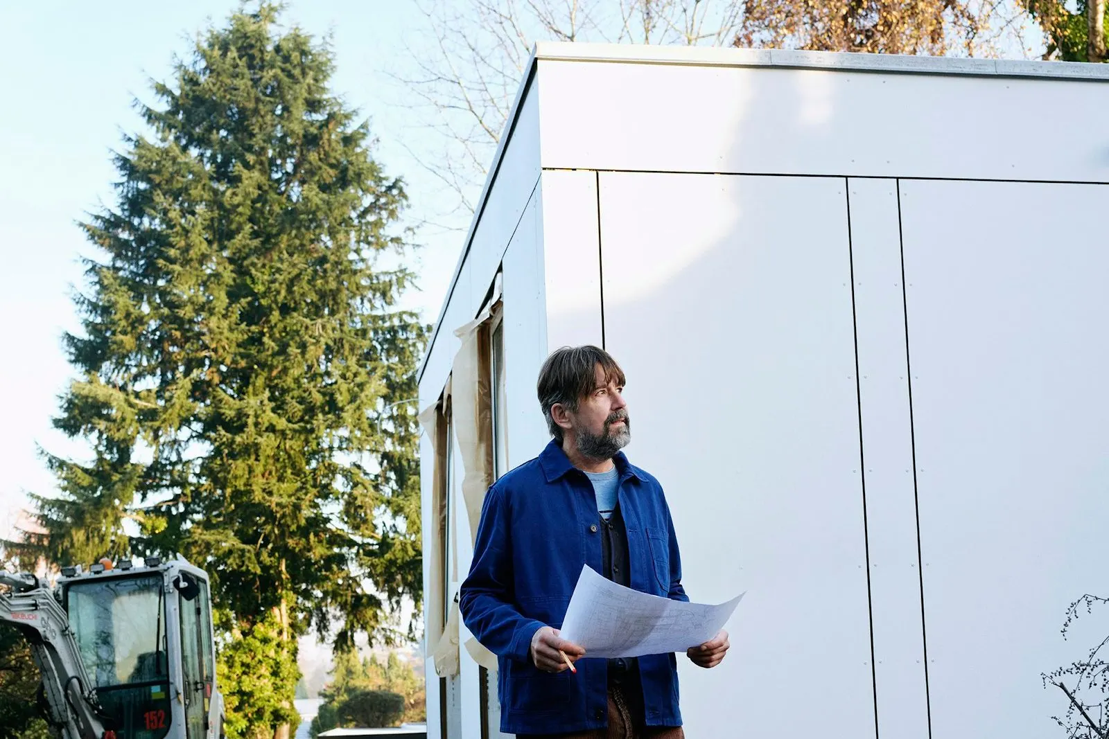 Ingeniero revisando los planos del proyecto en la obra