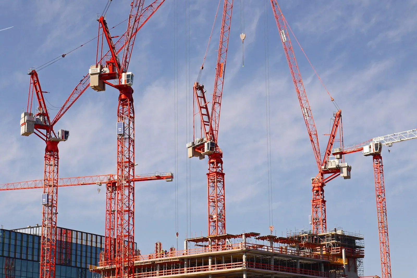 Grúas torre trabajando sobre varias obras de la ciudad