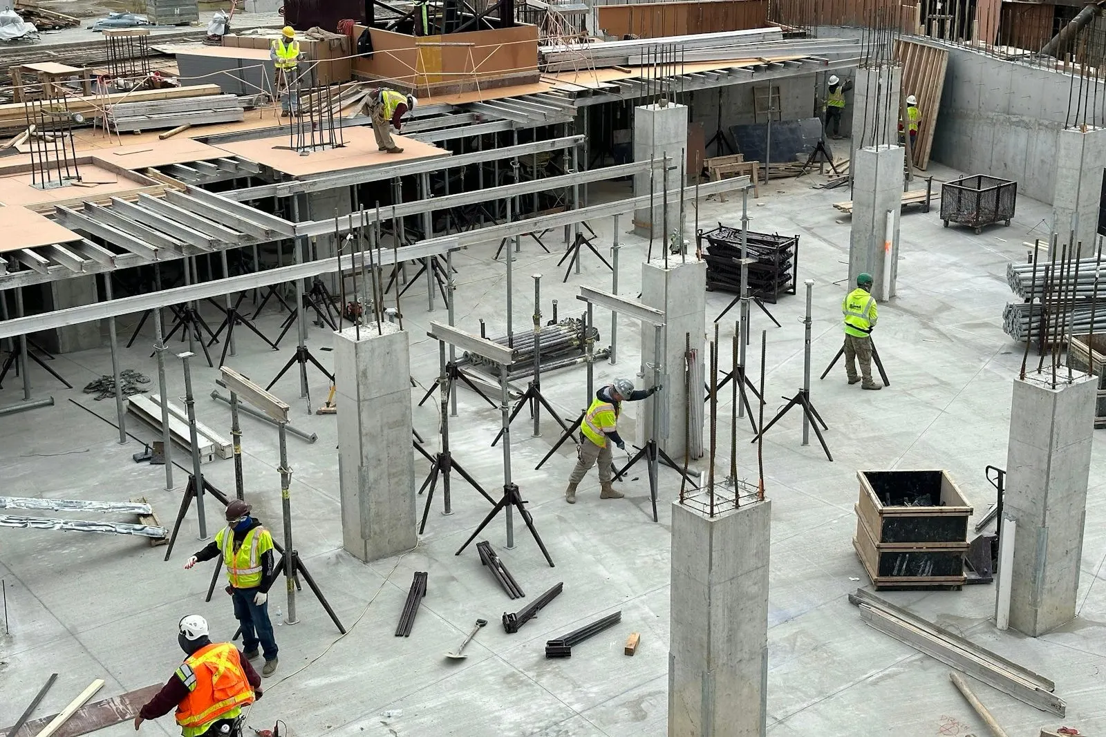 Obra de edificación en ejecución con encofrados y armaduras