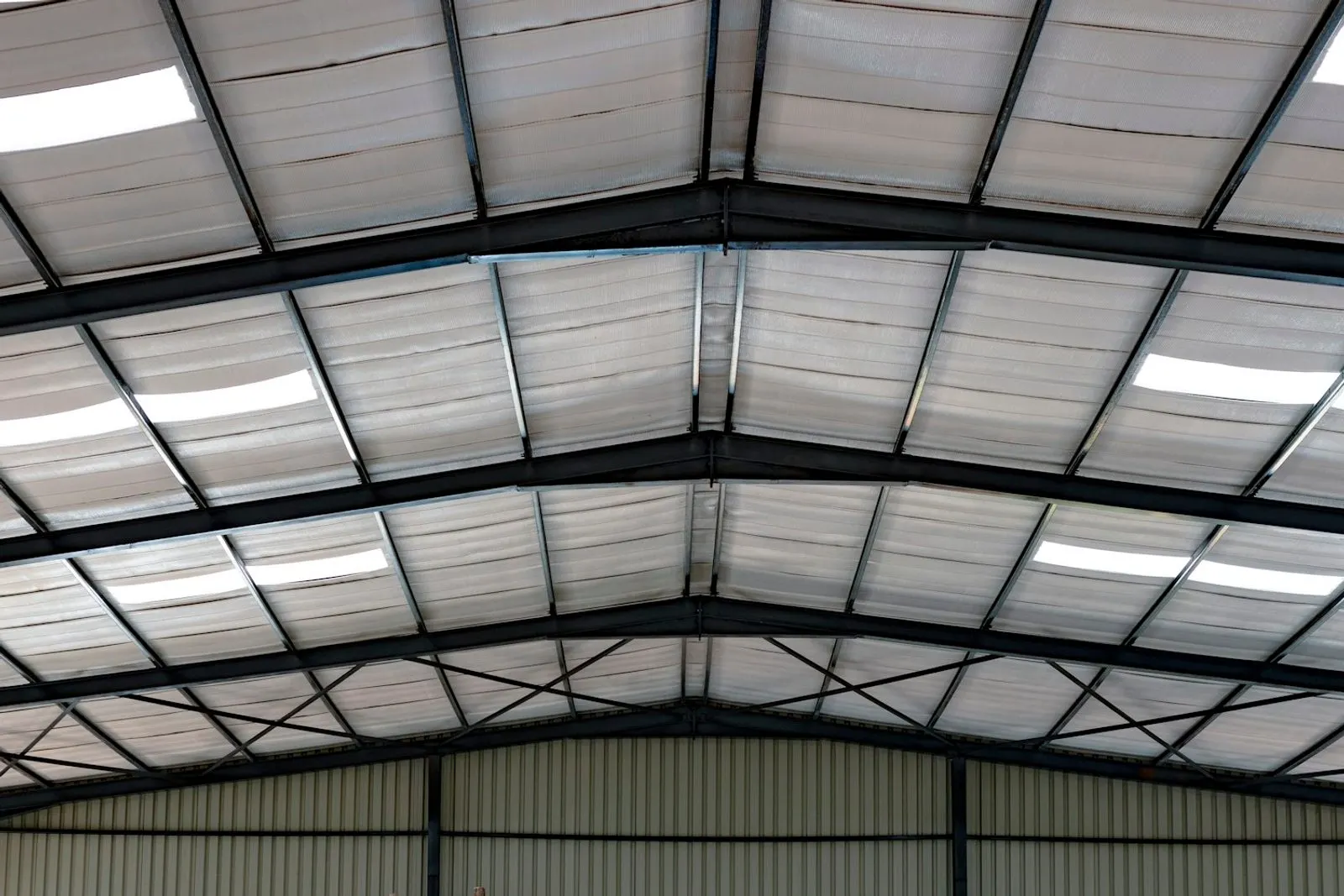 Interior de una nave industrial con estructura metálica de techo