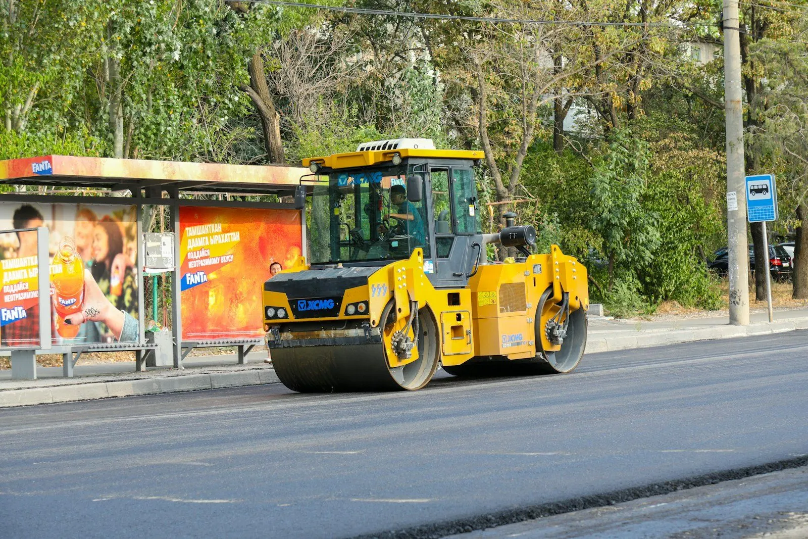 Rodillo compactando el asfalto de una vía urbana
