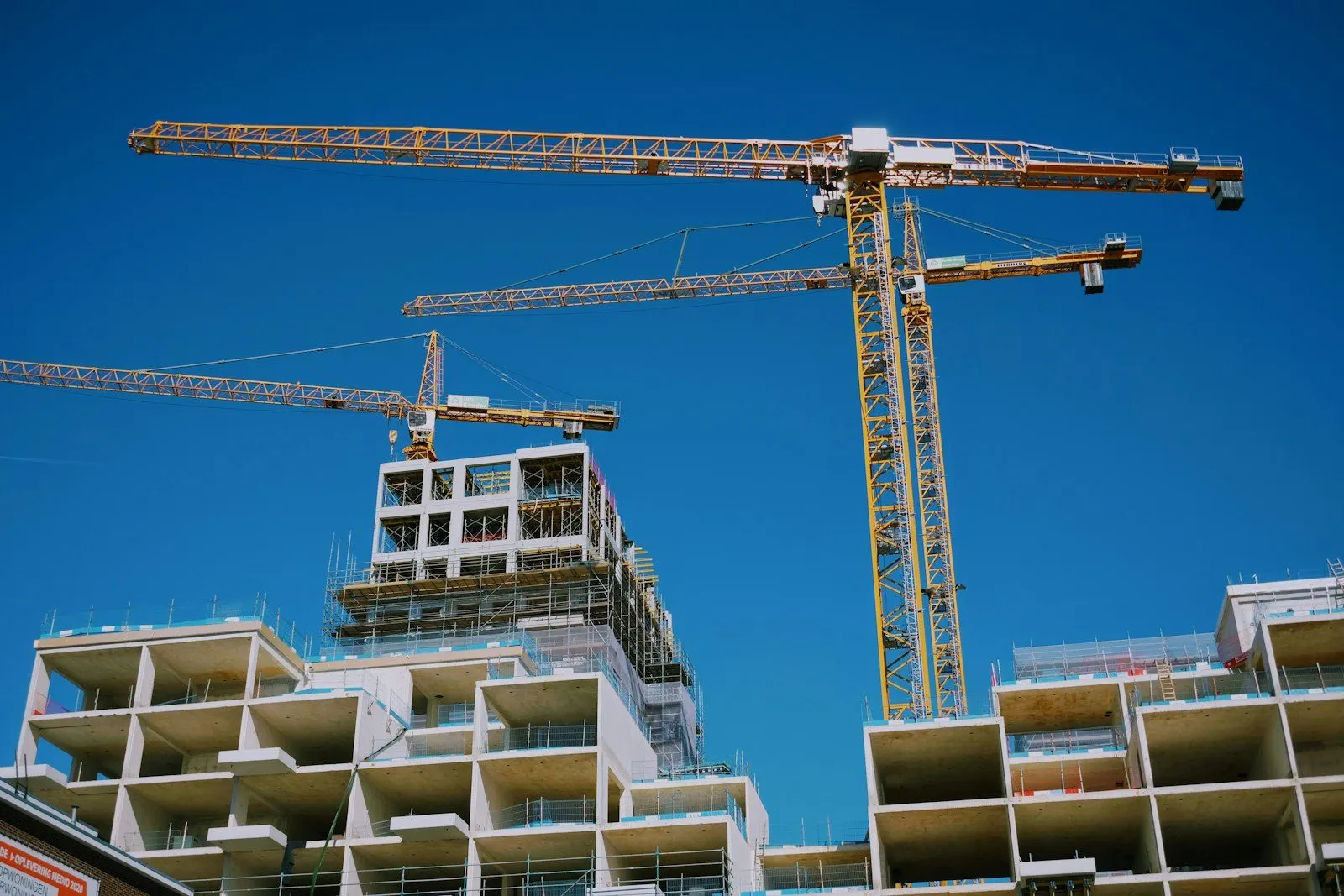 Edificio de vivienda en construcción visto desde la calle