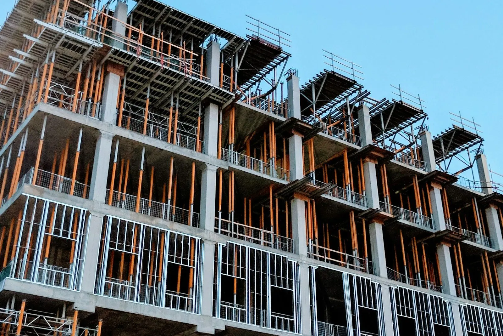 Edificio en construcción con su estructura de concreto a la vista
