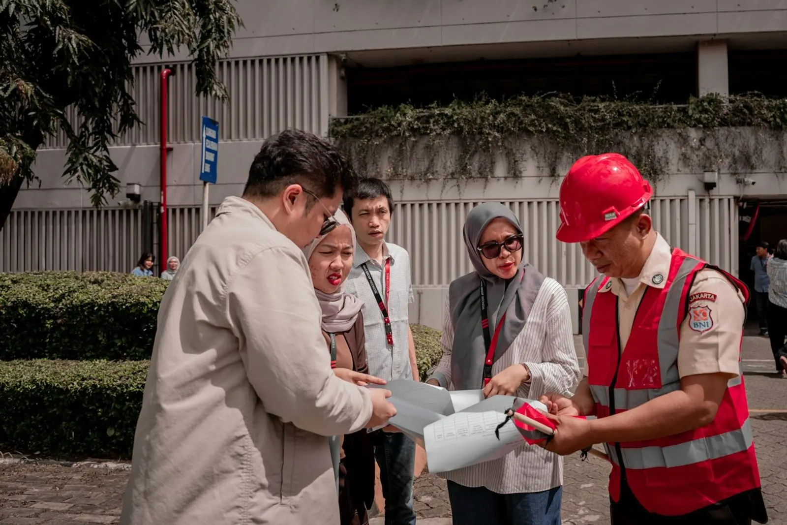 Equipo revisando documentos de obra con cascos de seguridad